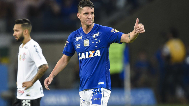 Thiago Neves herda camisa de Arrascaeta e vira 'TN10' no Cruzeiro