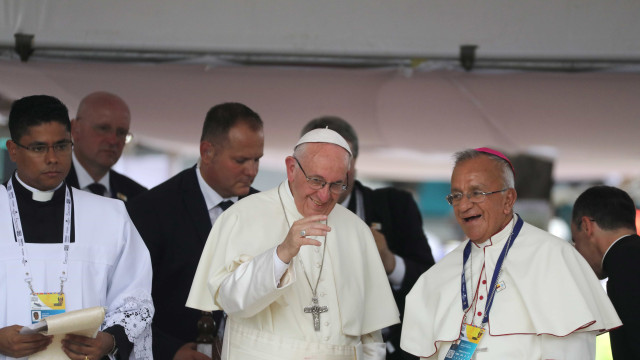 Papa pede que lideranças condenem violência em nome de Deus