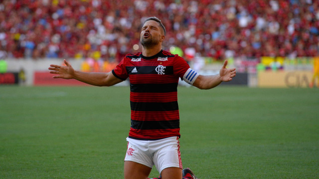 Torcida do Flamengo se anima com mensagem de Diego a Neymar