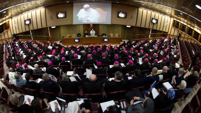 Papa Francisco beija mão de vítima de pedofilia