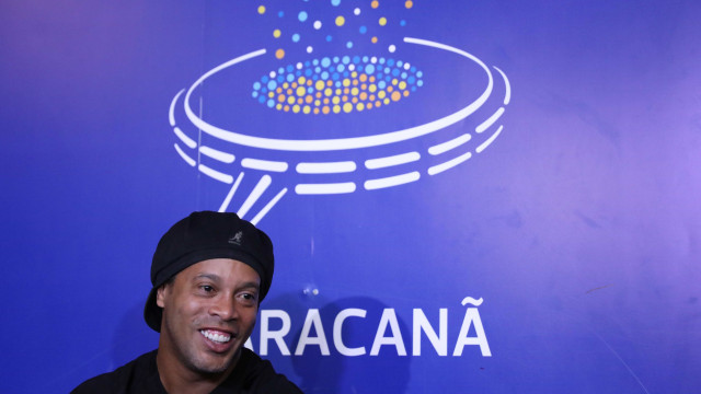 Ronaldinho é eternizado no Rio e se esquiva sobre passaporte retido