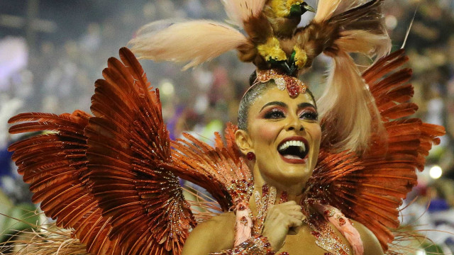Veja fotos da primeira noite de desfiles do Grupo Especial do Rio
