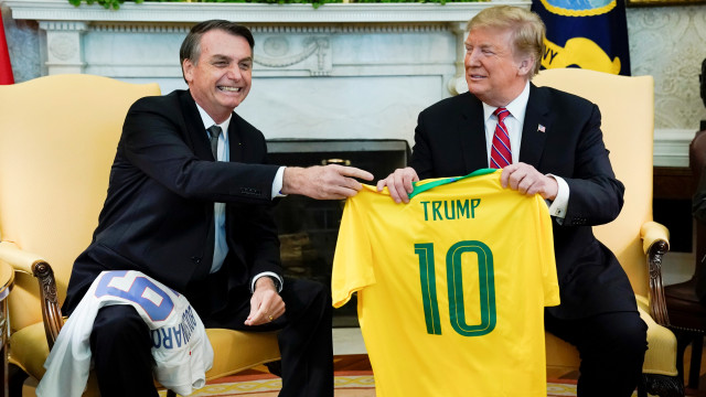 Trump e Bolsonaro trocam camisas das seleções de futebol