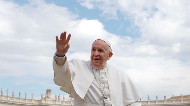 Papa recusou beijos de fiéis por 'higiene', diz Vaticano