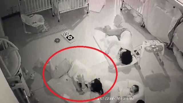 Professora se deita sobre bebê que não queria dormir e o sufoca