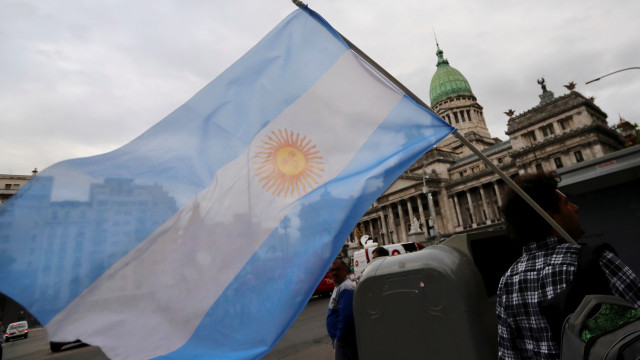 Crise leva 2,7 milhões à pobreza em seis meses na Argentina