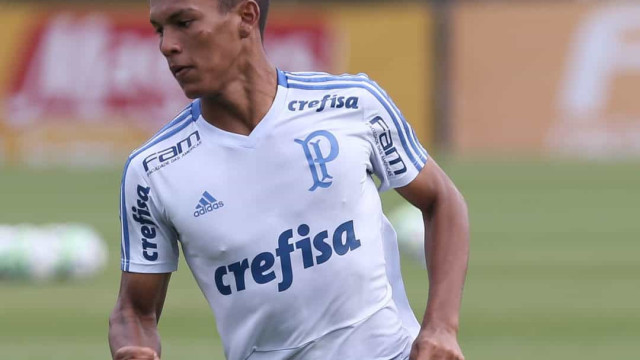Gabriel Veron faz primeiro treino com o time profissional do Palmeiras