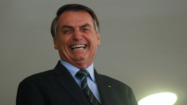 Indagado sobre troca da PF, Bolsonaro manda jornalistas calarem a boca