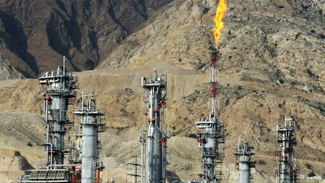 
                    Ataques do Irã atingem gás do Qatar e elevam tensão global
                