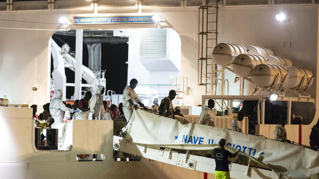 Itália prossegue operações de resgate de 1.200 migrantes no Mediterrâneo