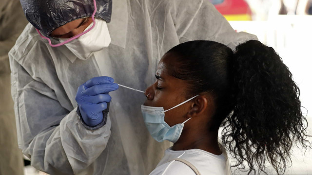 Brasil volta a registrar mais de 900 mortes por covid-19 em um dia