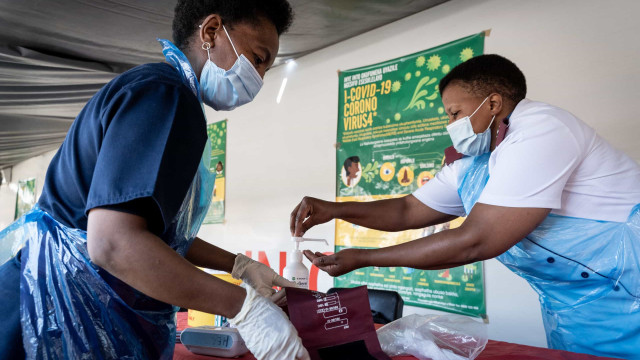 Nova variante do vírus acelera propagação da doença na África do Sul