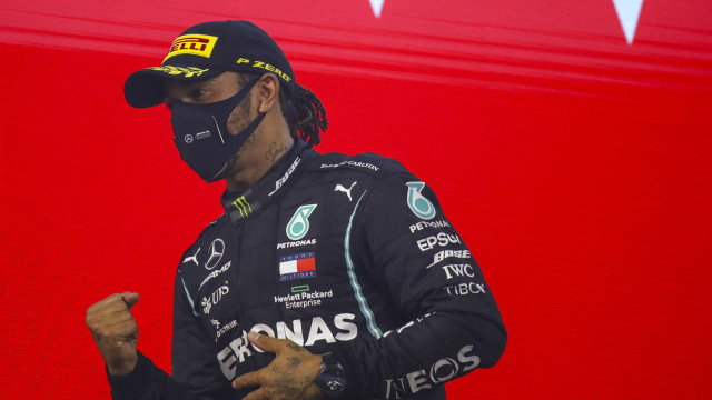 Covid-19: Lewis Hamilton está com "sintomas relativamente ligeiros"
