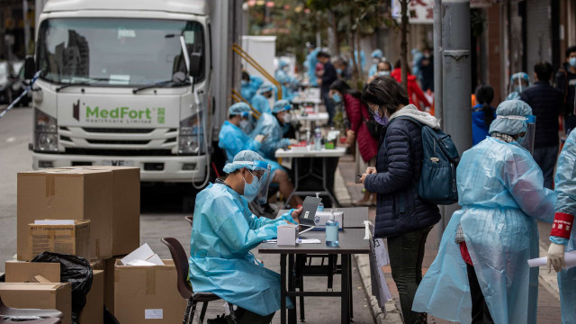Autoridades de Hong Kong vão confinar bairro com nove mil pessoas