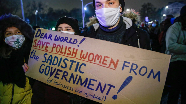 Protestos na Polônia contra proibição quase total da prática do aborto