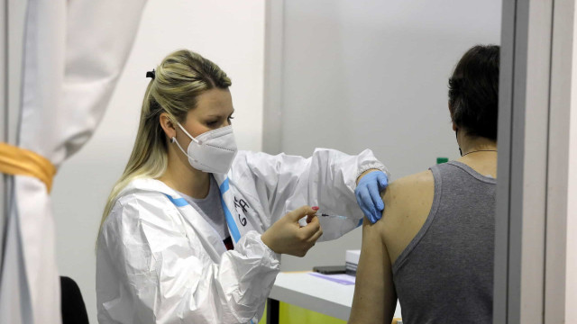 Covid-19: mundo deve chegar hoje a 150 milhões de doses aplicadas