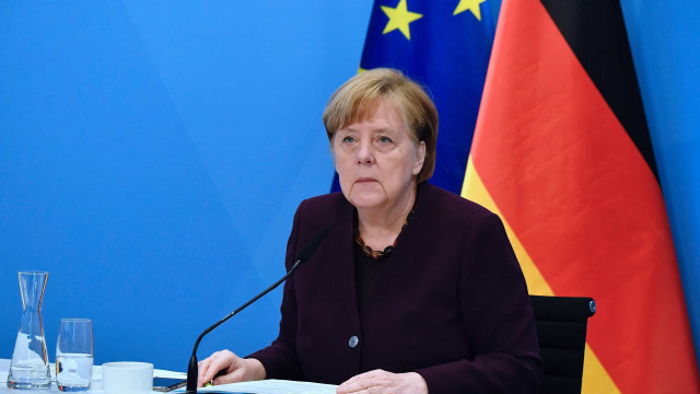 Merkel admite passaporte de vacinação europeu "até ao verão"