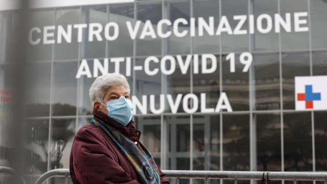 Itália soma 25.735 novos casos e 386 mortes e retoma AstraZeneca