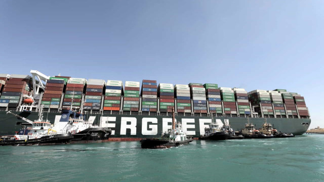 Libertados leme e hélice de navio encalhado no Canal do Suez