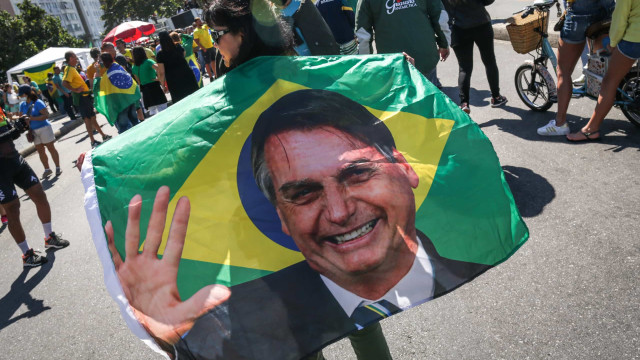 Bolsonaro recebe desfile de tanques em dia de votação sobre voto impresso