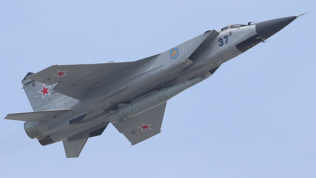 Rússia envia avião de combate para afastar 2 bombardeiros dos EUA