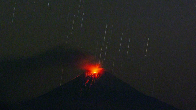 Vulcão no Equador gera 122 explosões e provoca uma coluna de cinza