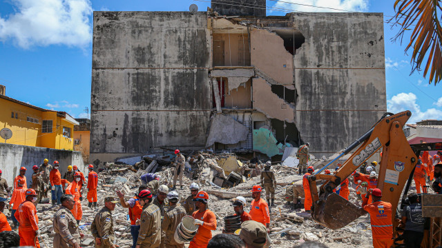 Desabamento de prédio residencial no Brasil deixa pelo menos cinco mortos
