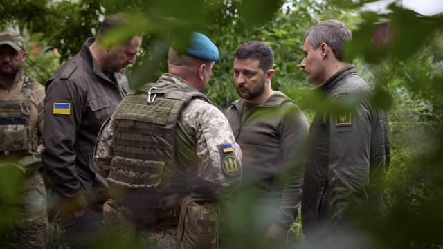 Zelensky saúda "heróis" da defesa antiaérea após ataque noturno russo