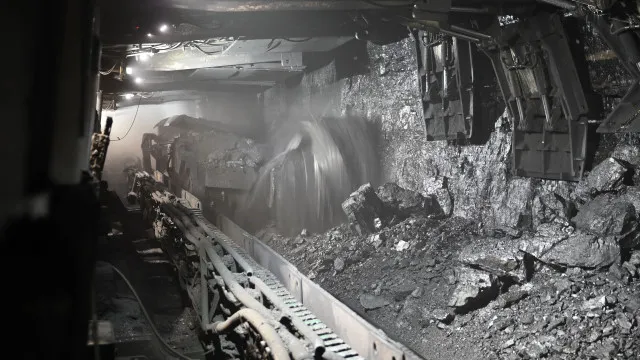 
                    Oito mortos e dezenas de trabalhadores presos em mina de carvão na China
                