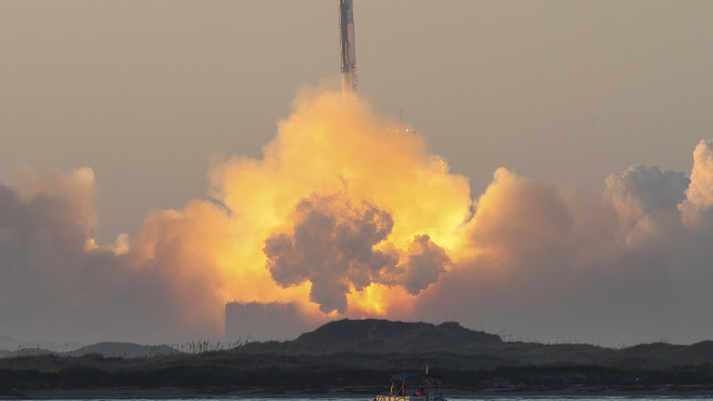 Mega foguete de Elon Musk volta a explodir minutos depois do lançamento