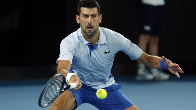 Djokovic nas 'quartas' e Tsitsipas afastado do Open da Austrália