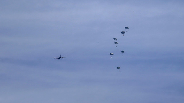 Aviões dos EUA lançam de paraquedas cerca de 38.000 refeições sobre Gaza