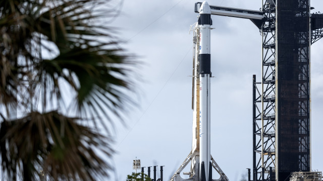  SpaceX e NASA lançam foguete com astronautas para missão histórica