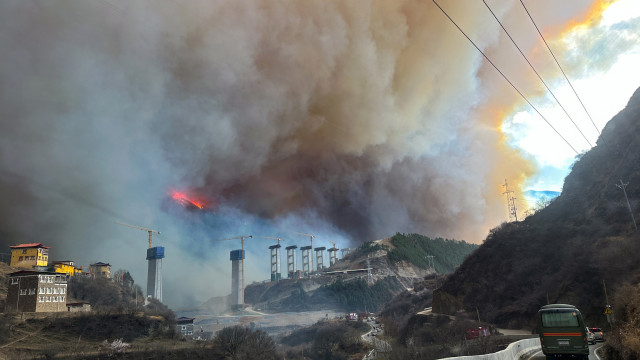Incêndio florestal obriga à retirada de 3.400 pessoas no centro da China