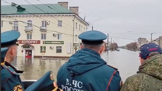 Rússia e Cazaquistão retiram mais de 100 mil pessoas em meio às piores enchentes em 70 anos