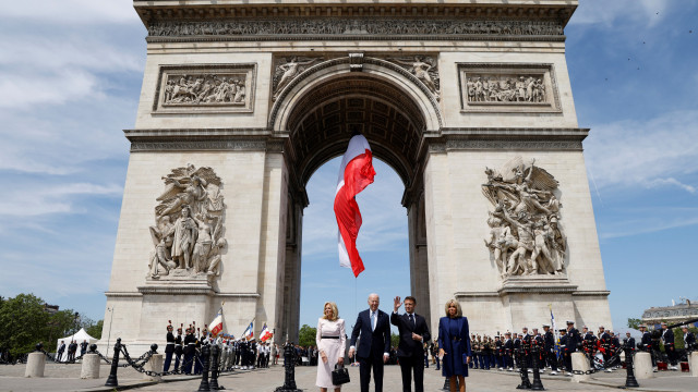 Macron recebe Joe Biden no Arco do Triunfo em início de visita de Estado