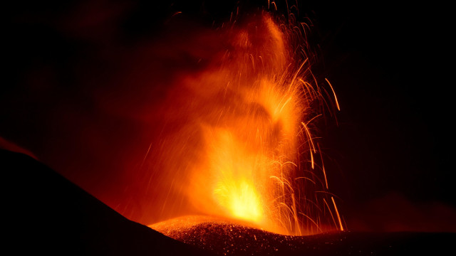 Vulcão Etna entra em erupção e voos são suspensos em aeroporto da Itália