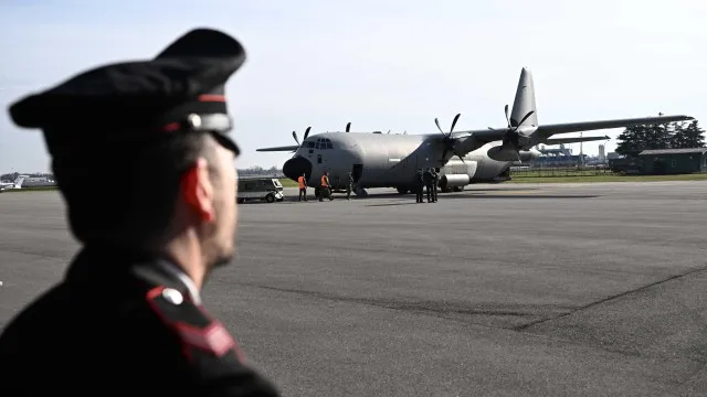 
                    Itália limita reabastecimento em 4 aeroportos face à falta de combustível
                