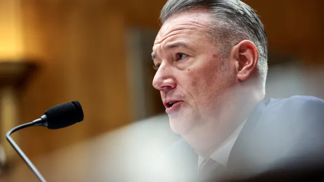 
                    ICE: diretor responsável por plano de deportação de Trump pede demissão
                