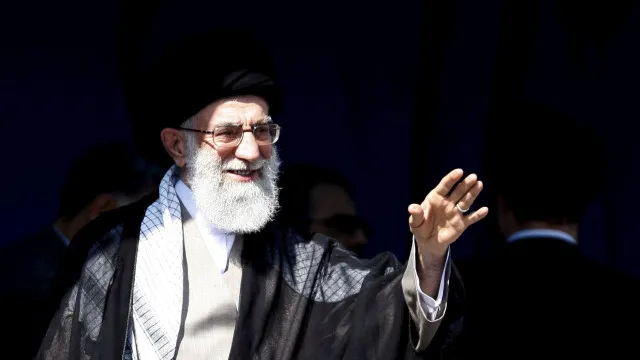 
                    Televisão estatal iraniana confirma a morte de Ali Khamenei
                