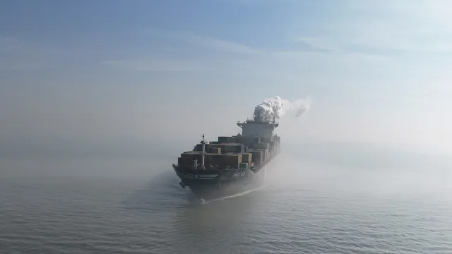 
                    Navio porta-contêineres é atingido por projétil perto do estreito de Ormu
                