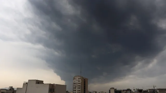 
                    Irã raciona abastecimento de combustível após ataques
                