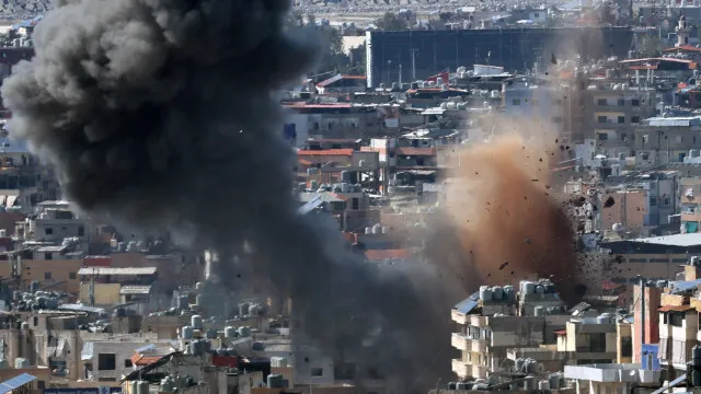 
                    Israel lança ataques em grande escala contra Hezbollah em Beirute
                