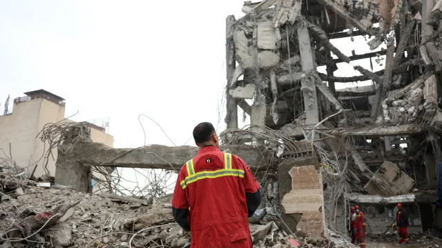 
                    Israel lança nova ofensiva e Teerã ataca base dos EUA e alvos israelenses
                