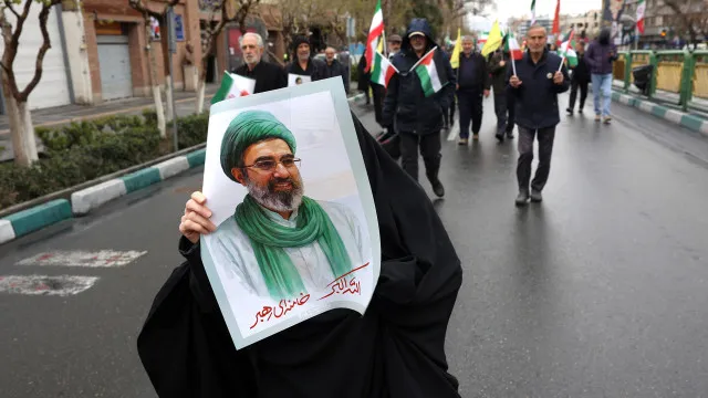 
                    Líder do Irã ameaça inimigos após morte de chefe de inteligência
                