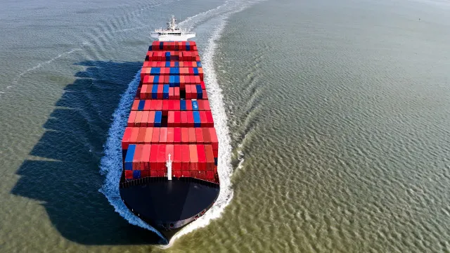 
                    Pezeshkian promete facilitar passagem de navios japoneses por Ormuz
                