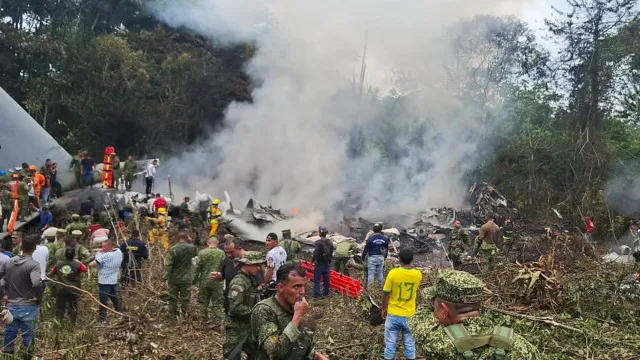 
                    Número de mortos em queda de avião militar na Colômbia sobe para 66
                