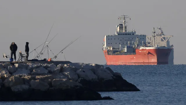 
                    Petróleo despenca mais de 15% após trégua entre EUA e Irã
                