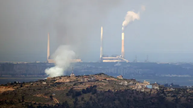 
                    Irã lança novos ataques contra Israel e alvos dos EUA no Golfo Pérsico
                