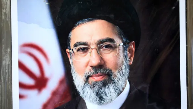 
                    Irã afirma que líder Khamenei segue no país e comanda guerra
                